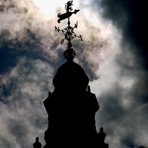 Clocher d'église en contre-jour avec ciel menaçant - Belgique  - collection de photos clin d'oeil, catégorie paysages